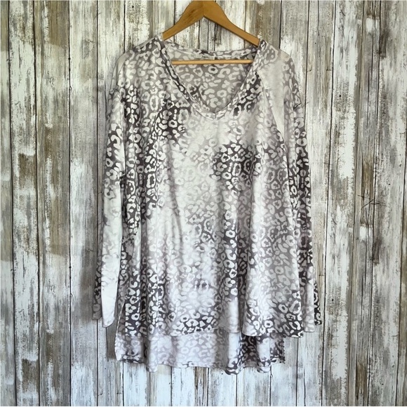 JODIFL Tops - Jodifl White Leopard High Low Long Sleeve Blouse